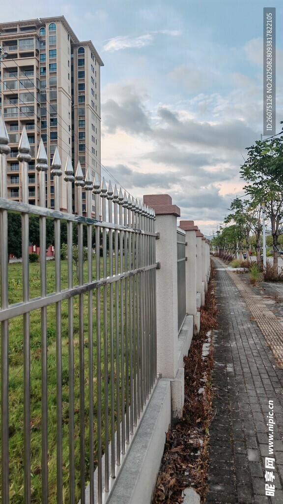 小区外的围栏与步道景观