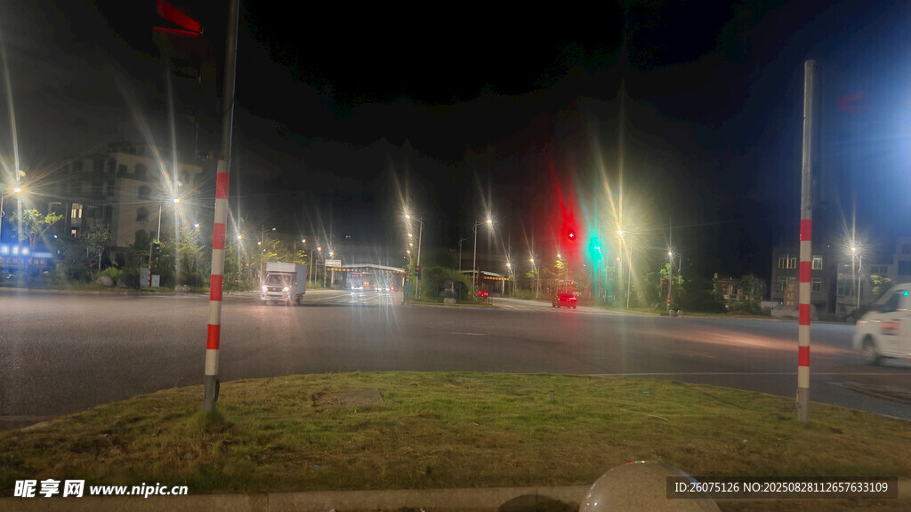 夜晚道路旁的交通警示设施
