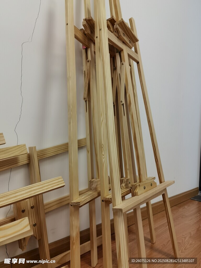 木质画架靠墙整齐摆放