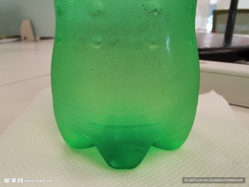 绿色塑料饮料底部水珠特写