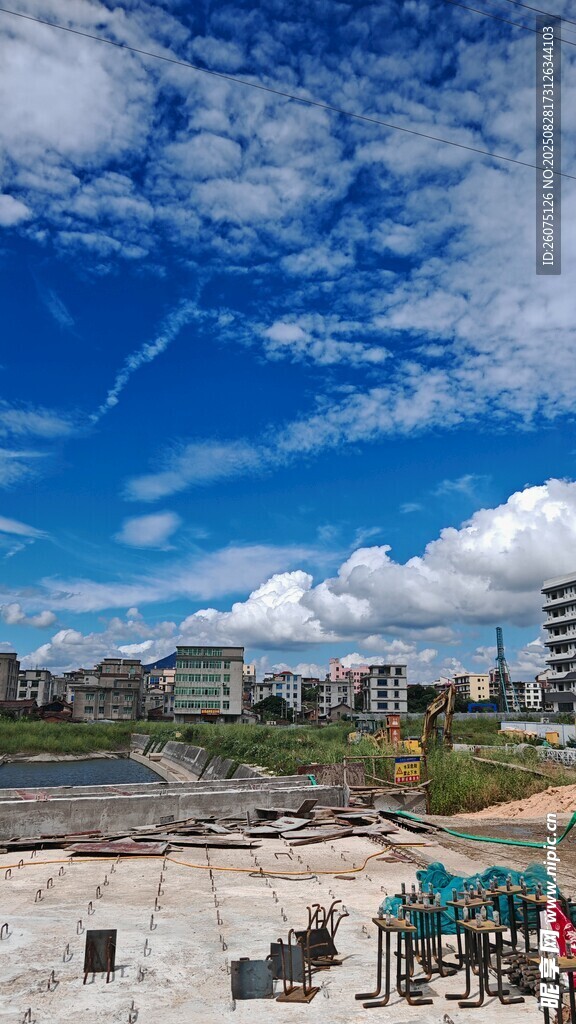 晴空下城市桥梁施工场景
