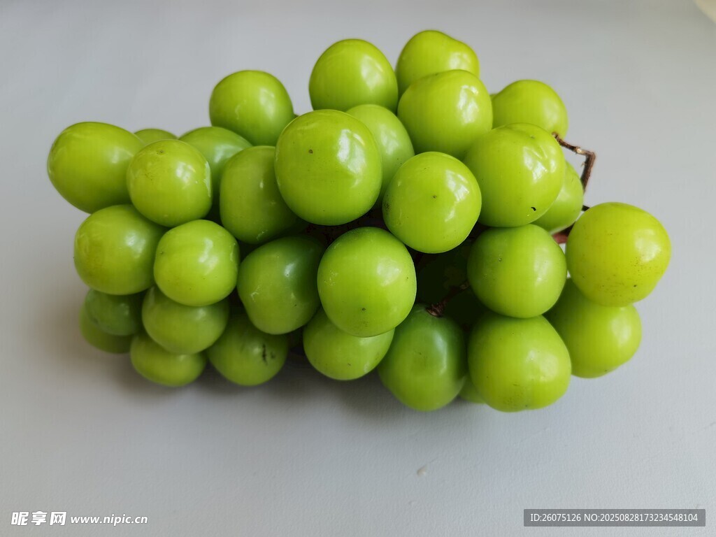 一串鲜绿的葡萄