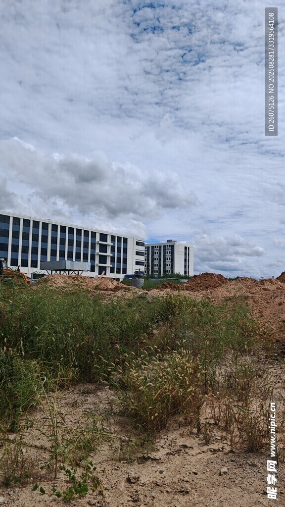 正在施工的场地与远处现代建筑