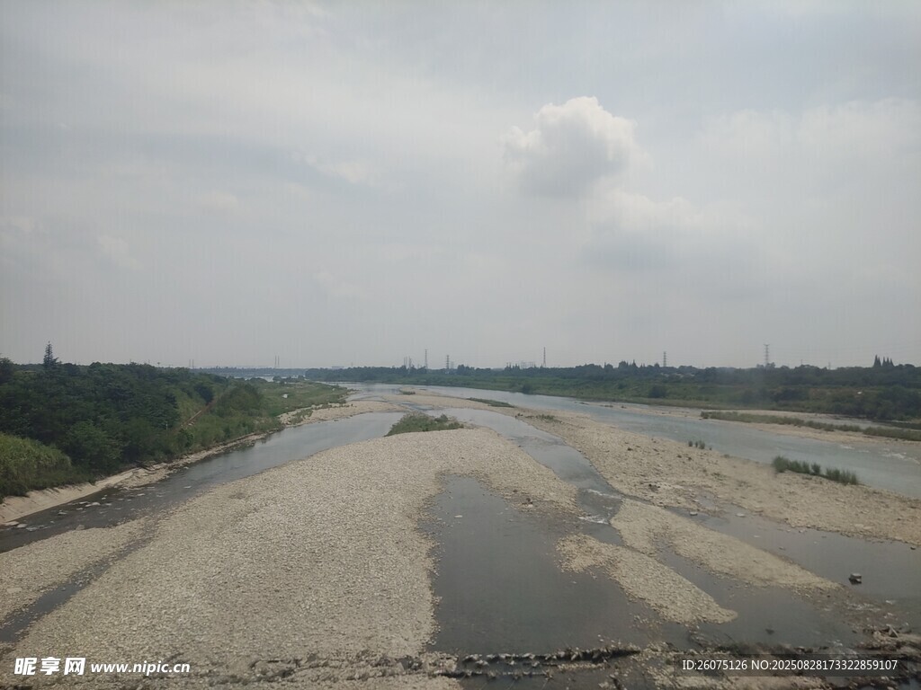 宽阔河流及周边景致