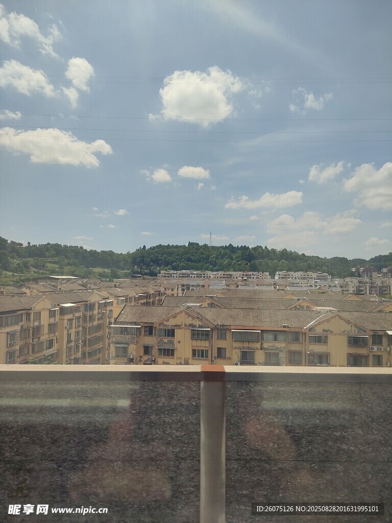 窗外小镇与远山风景