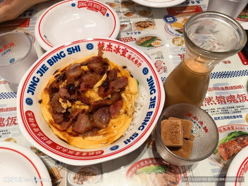 美味菜肴摆于餐桌之上