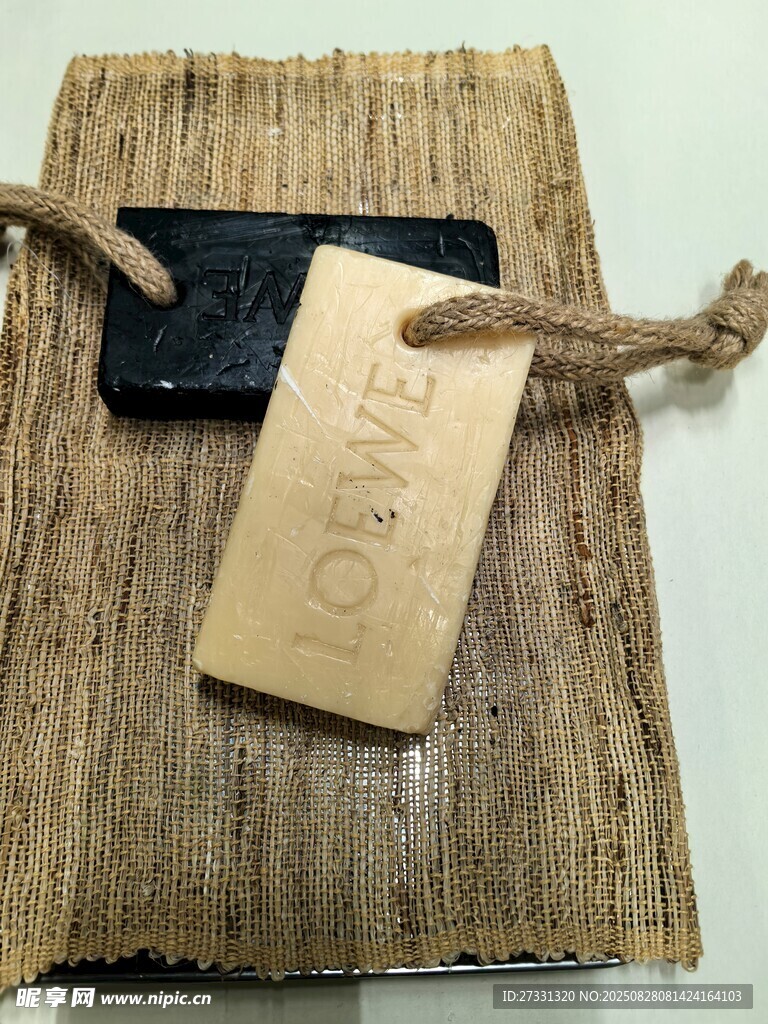 手工麻布吊牌与黑色物件
