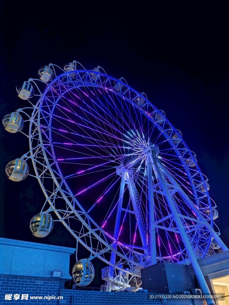 璀璨夜景中的梦幻摩天轮