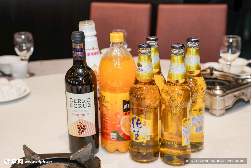 餐厅桌上的酒水饮料
