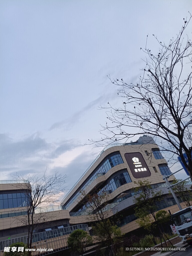 城市中现代风格建筑外观