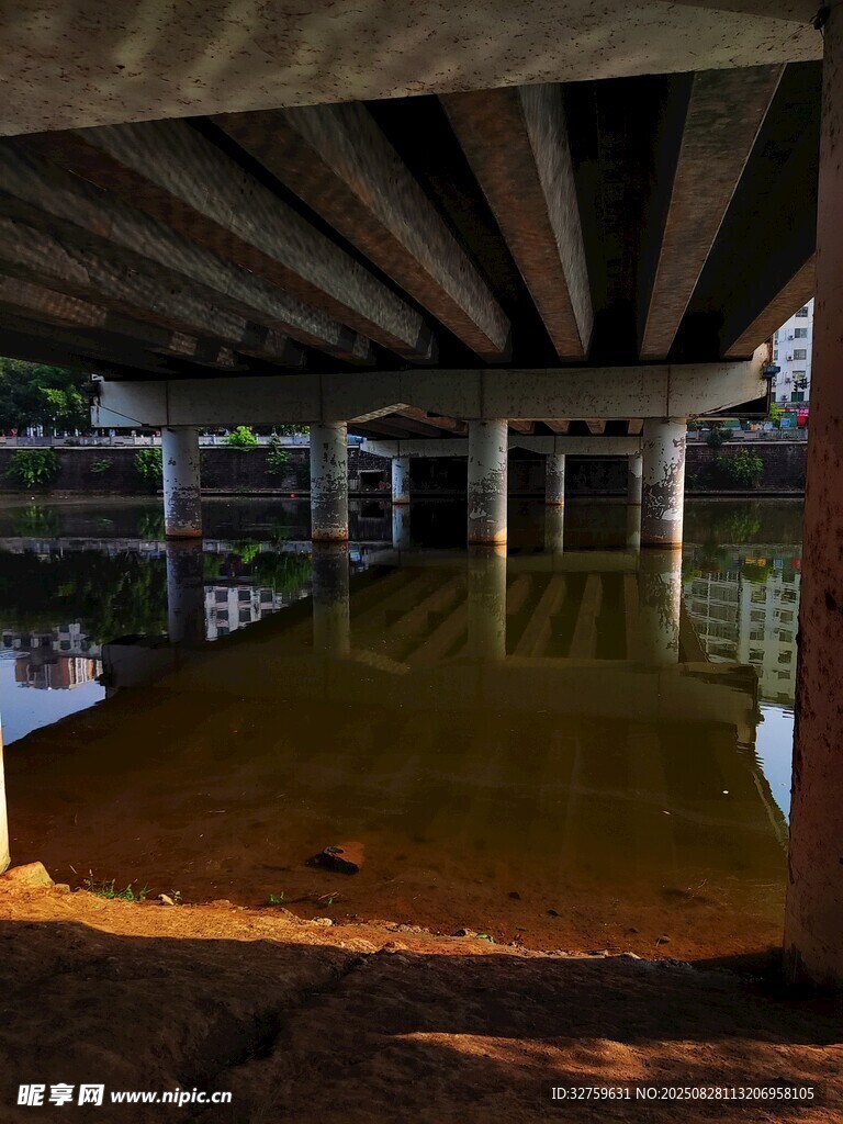 桥下积水景象