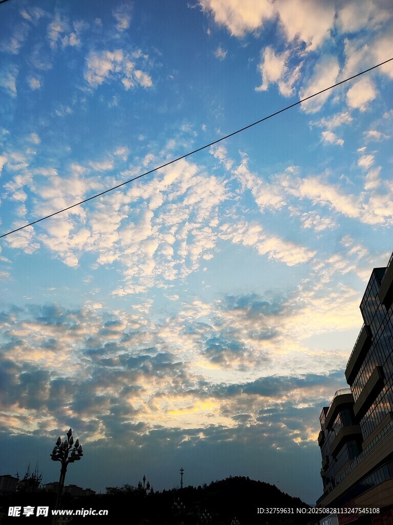 夕阳下的天空与建筑一角