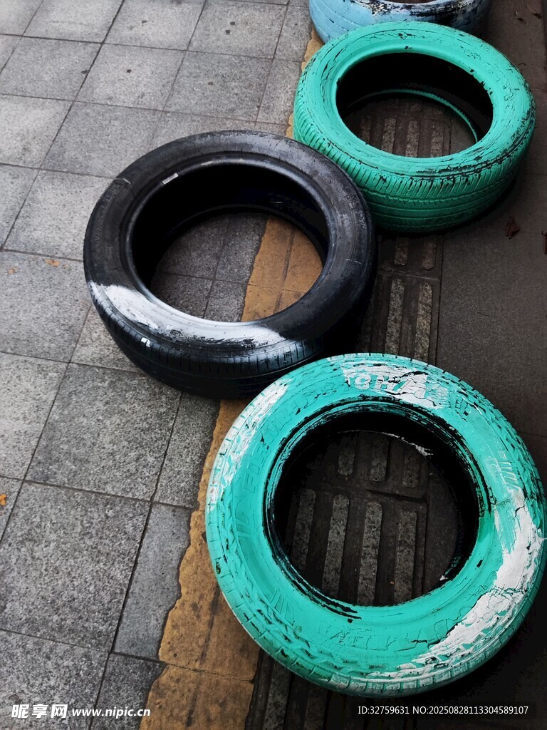 彩绘轮胎装点街道角落