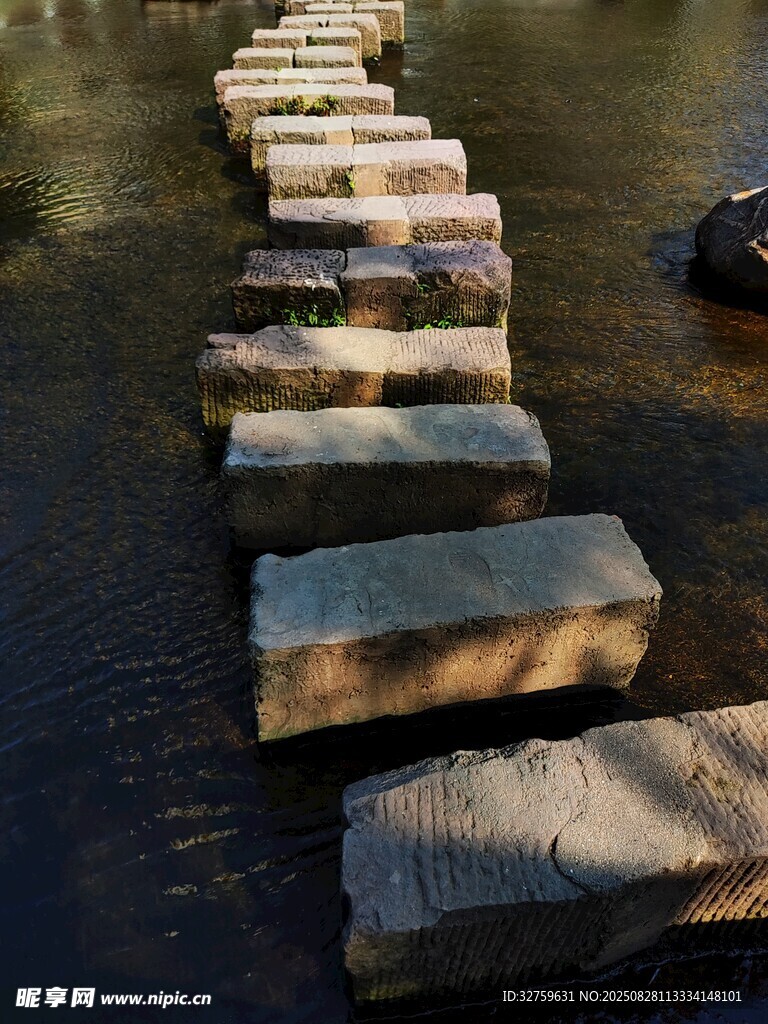 水上石墩步道 