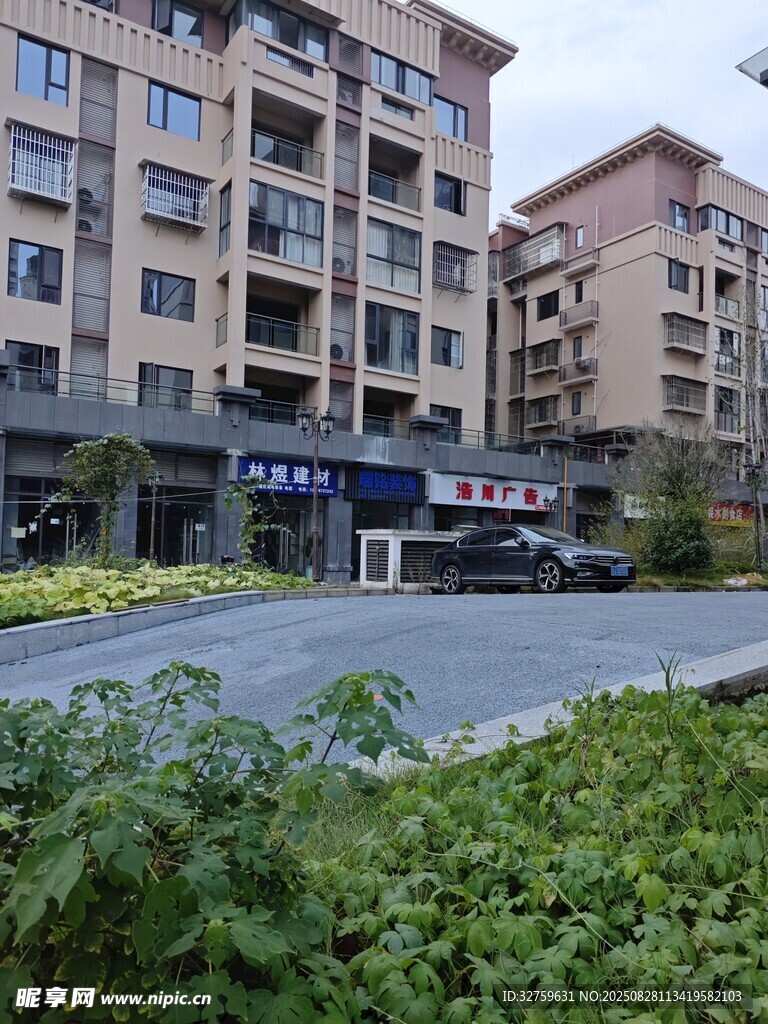 现代居民楼与周边绿化景观