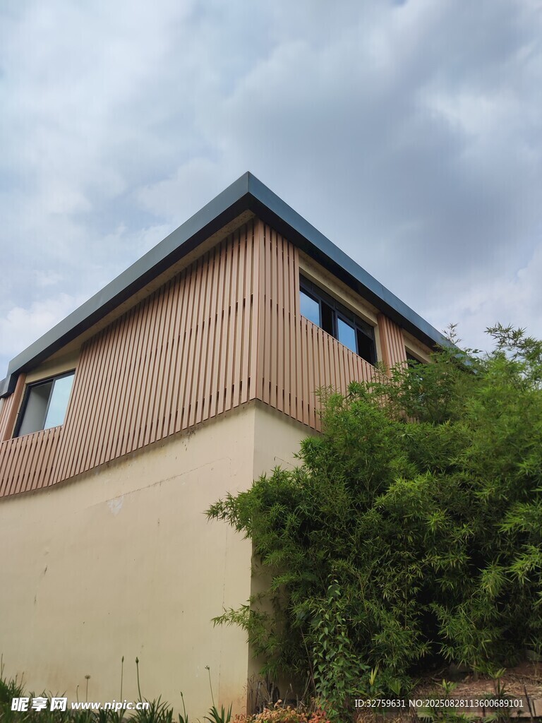 两层住宅旁绿植环绕