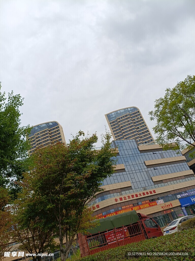 城市多彩建筑与绿树景观