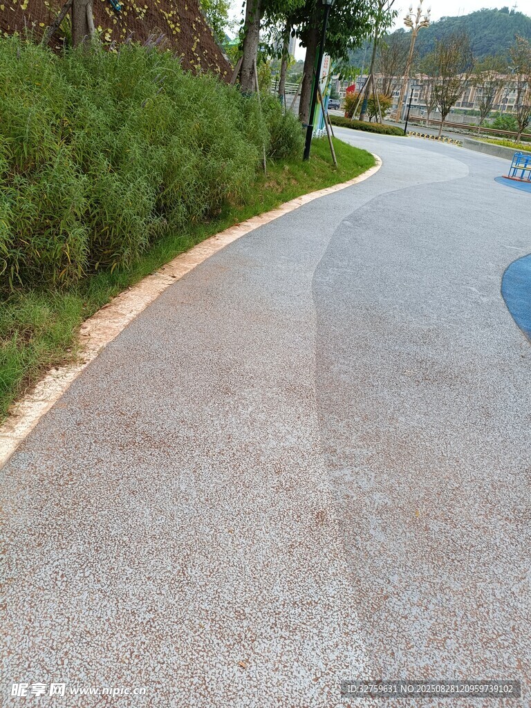 蜿蜒的户外彩色步道