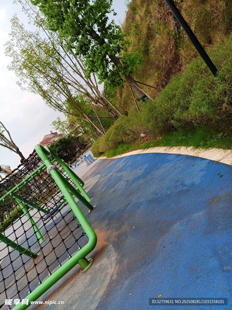 户外蓝色地面休闲场地