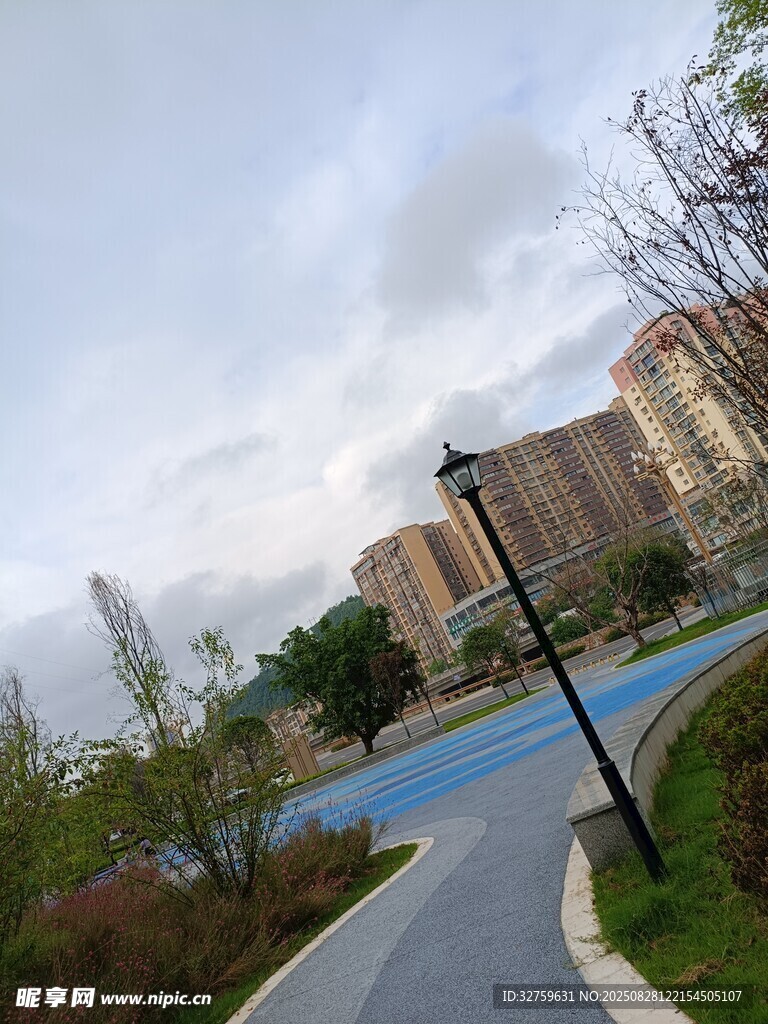 小区内的休闲步道景观