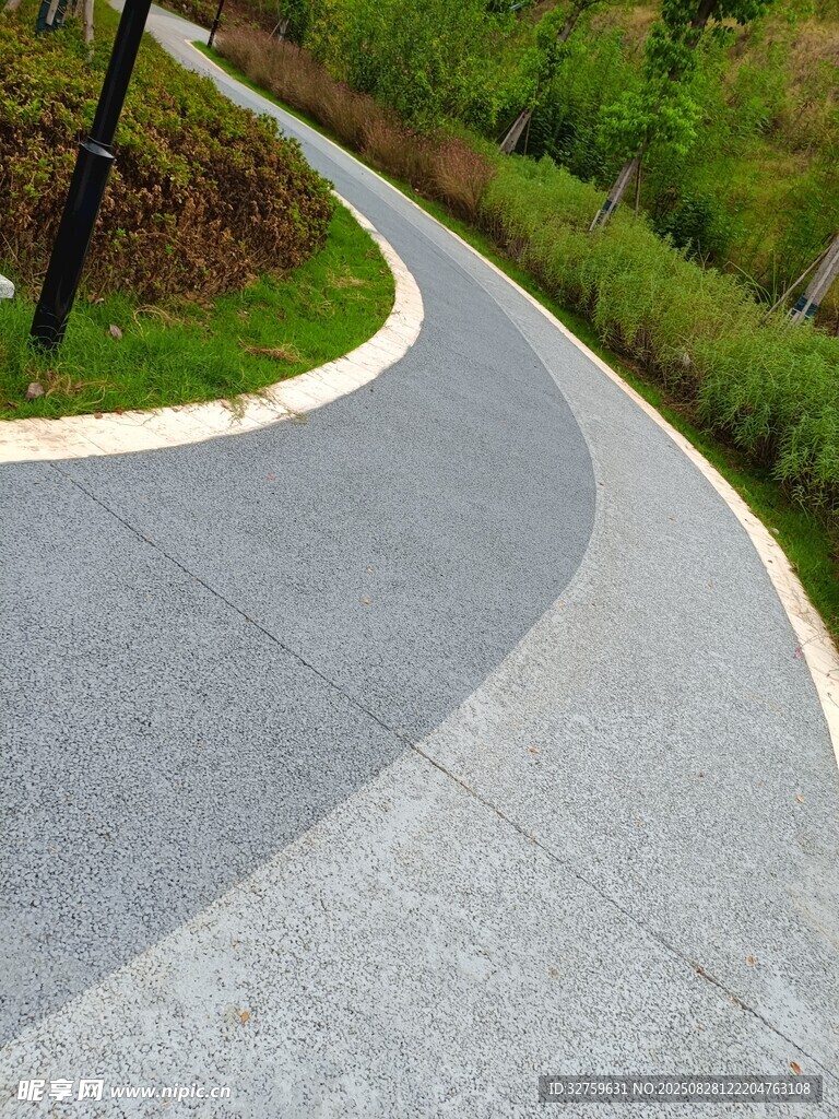 蜿蜒沥青路