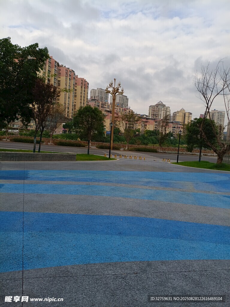 户外蓝色场地与远处建筑