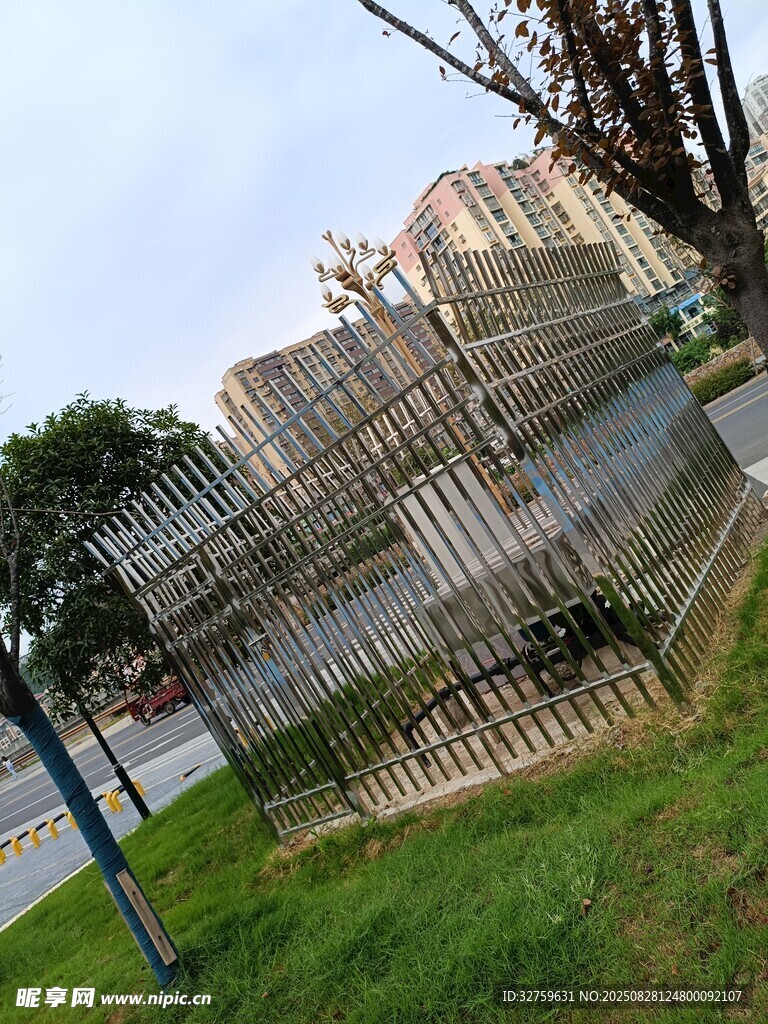 小区围栏旁的绿植与建筑