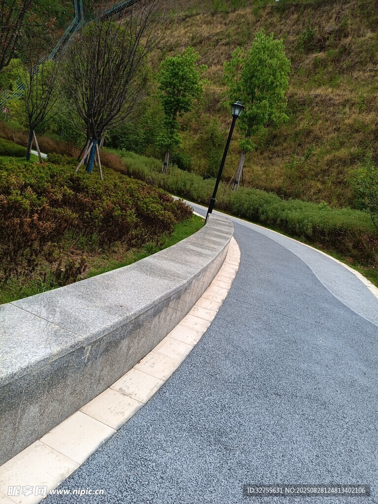 蜿蜒山间公路