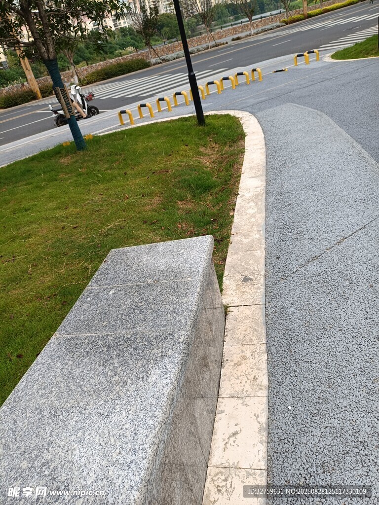 路边灰色花岗岩石凳景观