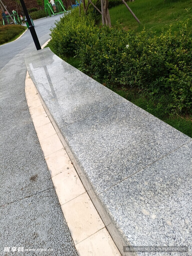 城市道路旁的绿化带景观