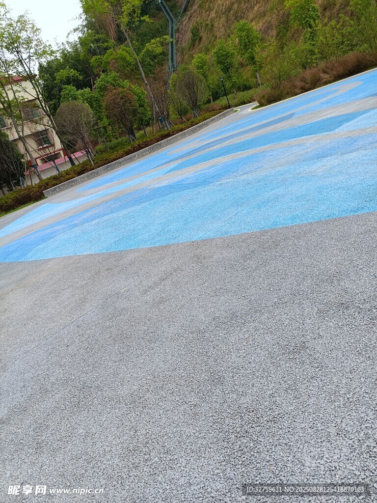 户外蓝色与灰色地面场景