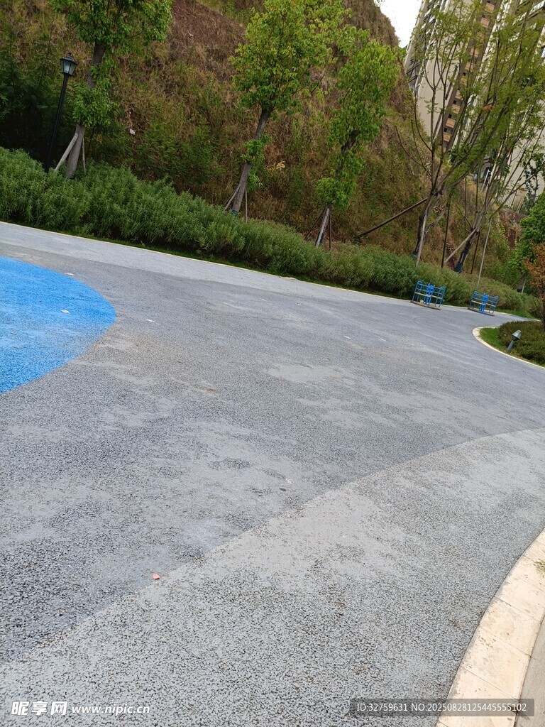 户外灰色路面与周边景观