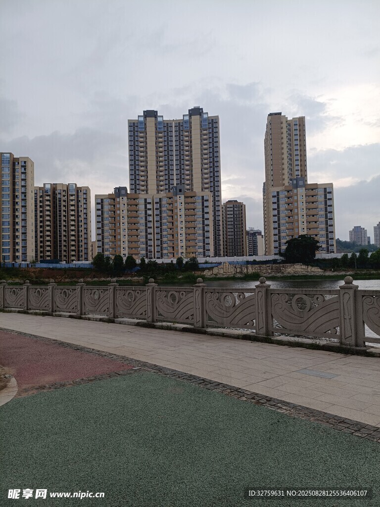 城市河畔高楼景观
