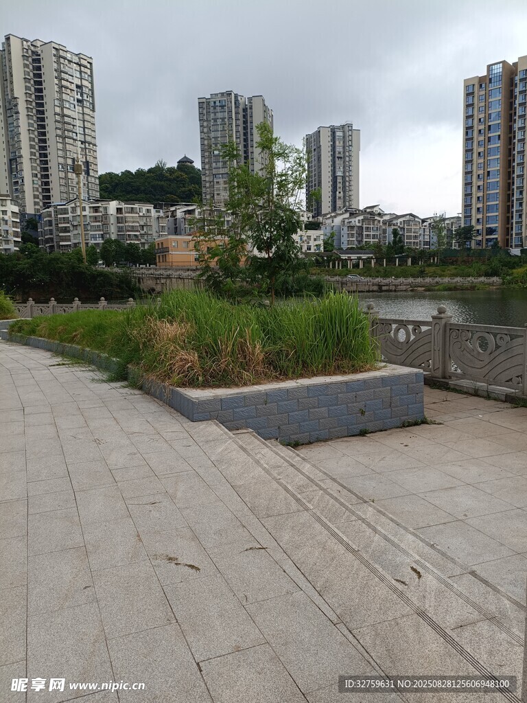城市河畔景观步道