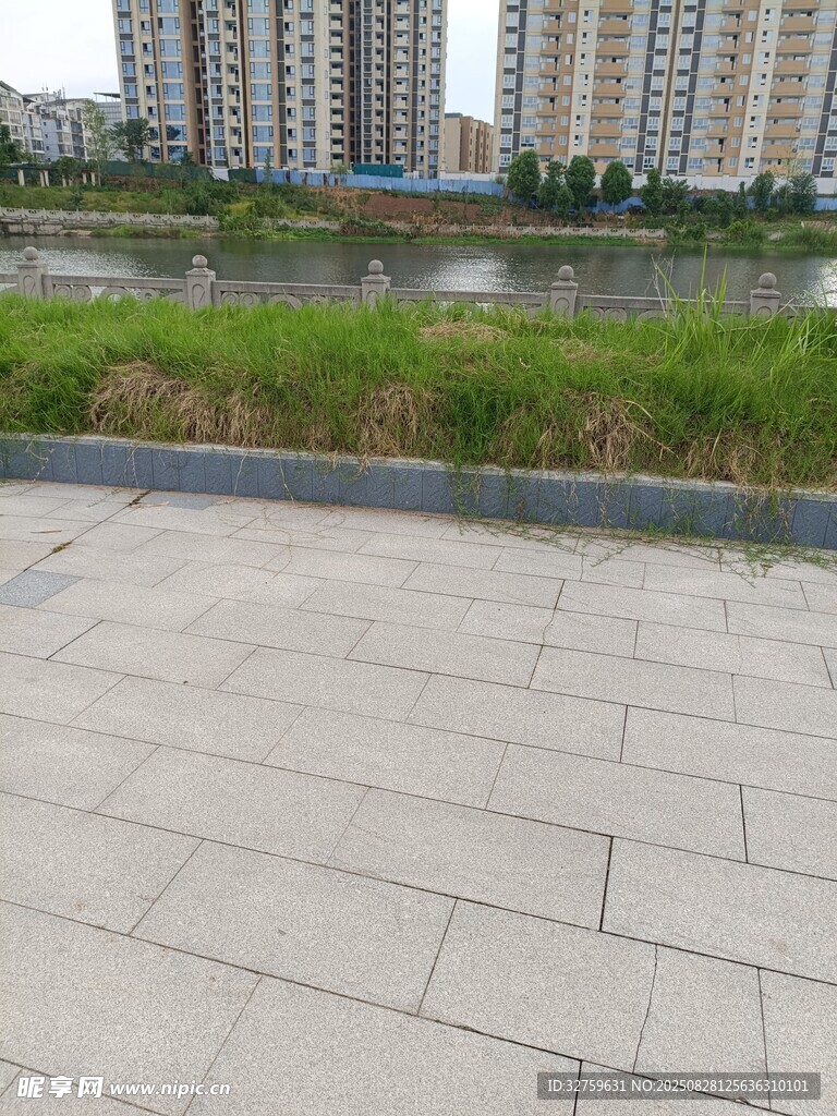 城市河畔的开阔石板步道