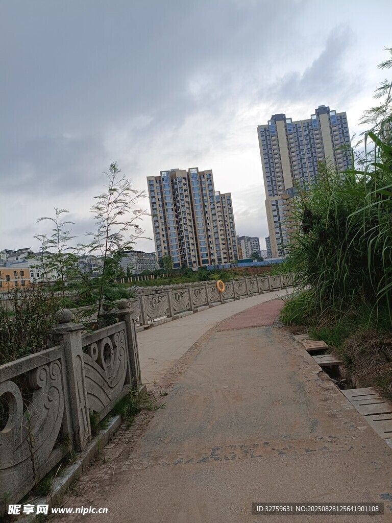 城郊小路旁的高楼景观