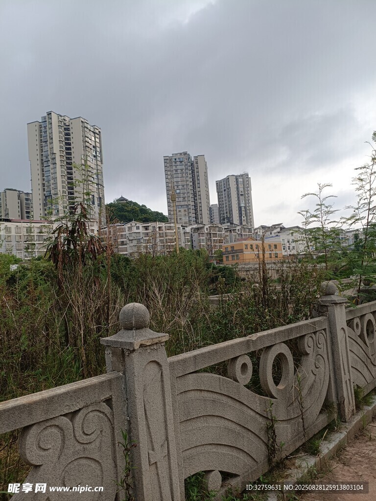 城市边缘的荒废与建筑景观