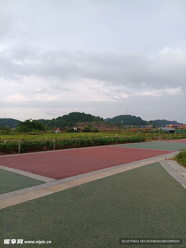 户外彩色跑道与自然风光