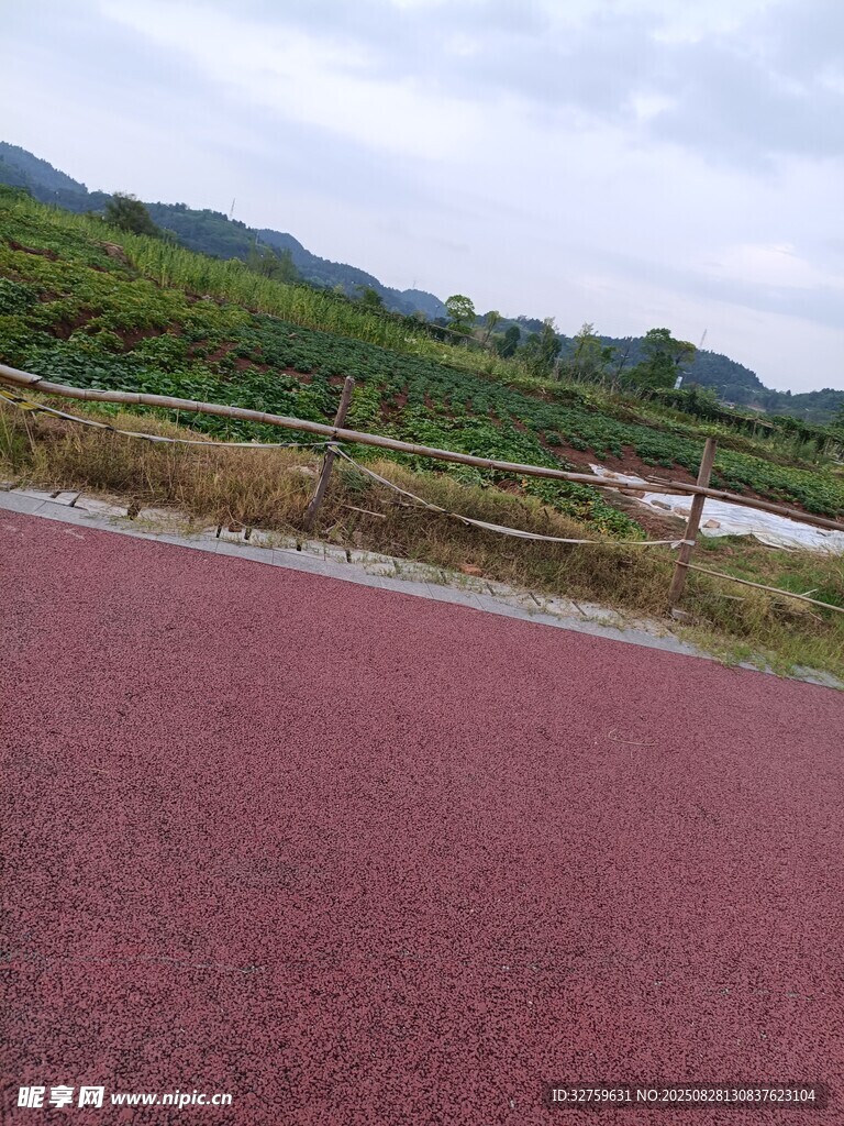 红色沥青路