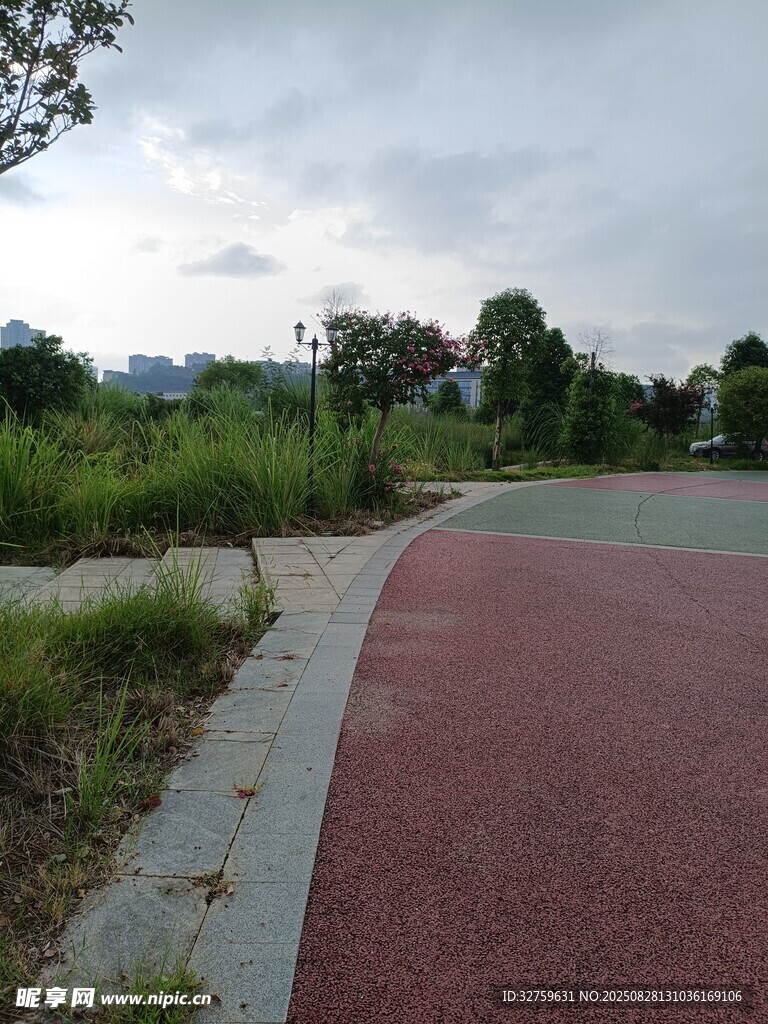 户外红色步道与周边景致