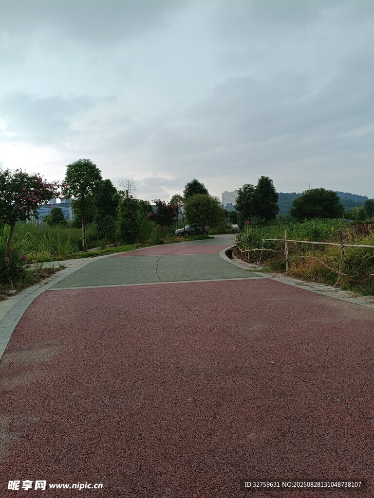 乡村彩色步道风景
