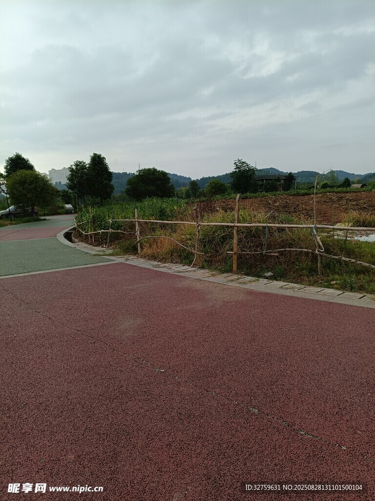 户外红色步道与自然景观