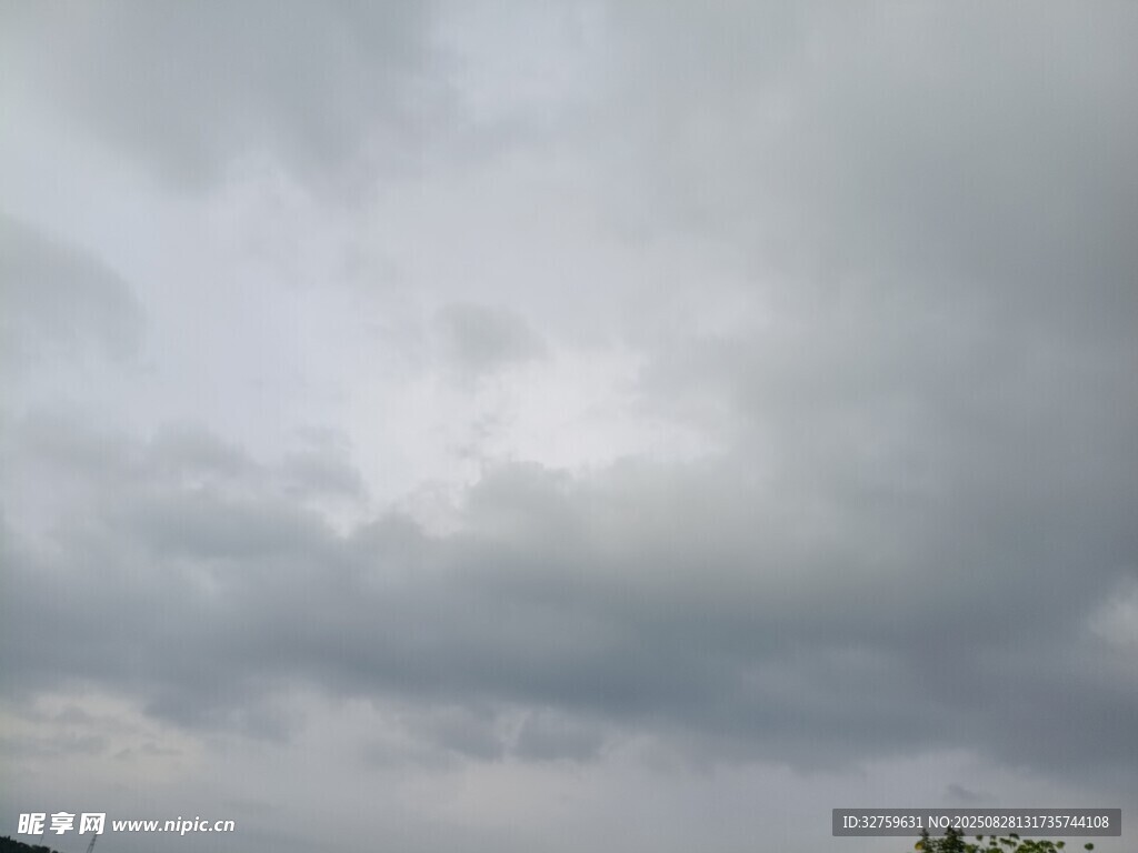 阴沉天空下的厚重云层