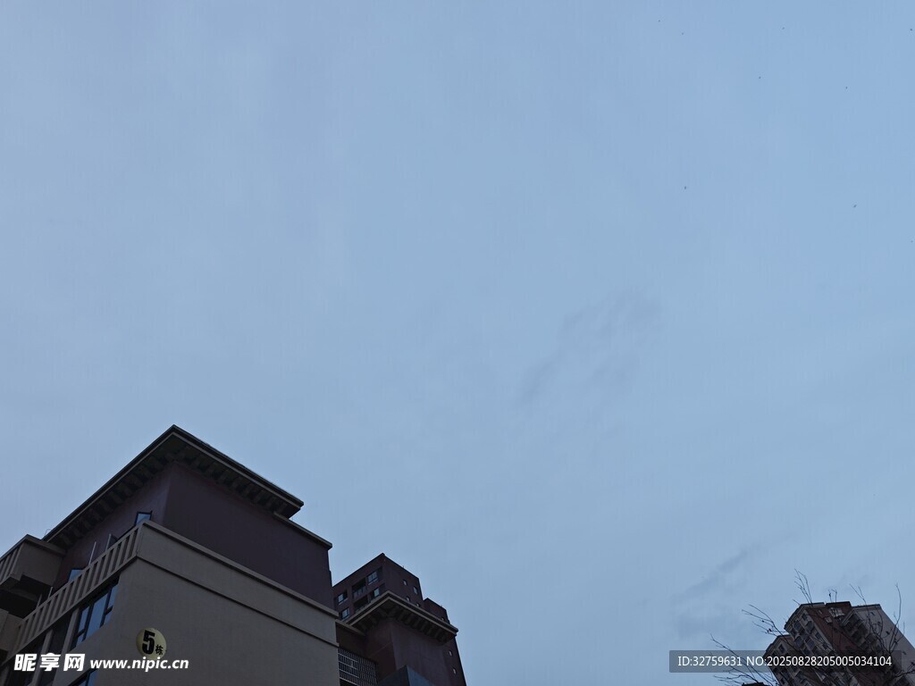 城市建筑与晴朗天空