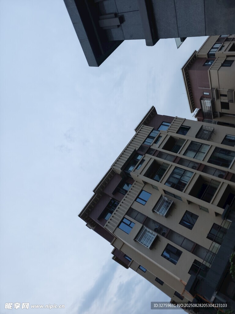仰视视角下的多层建筑物