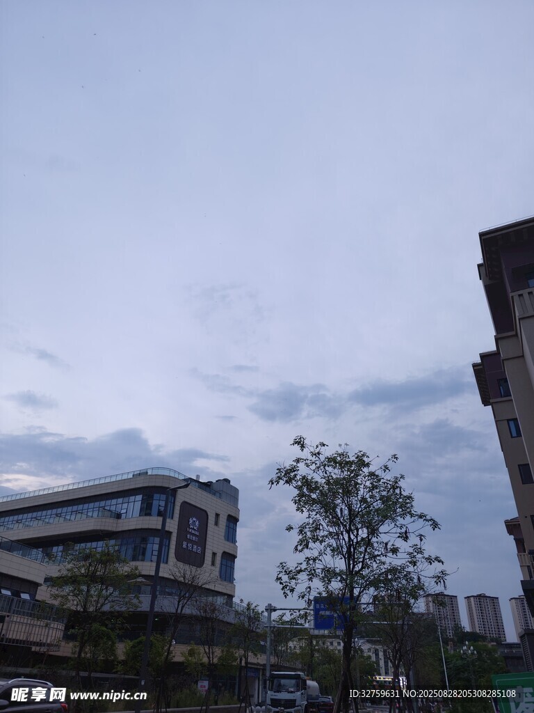 城市低矮建筑与天空景象