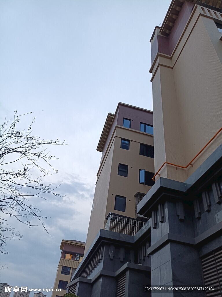 城市中的多层建筑外观