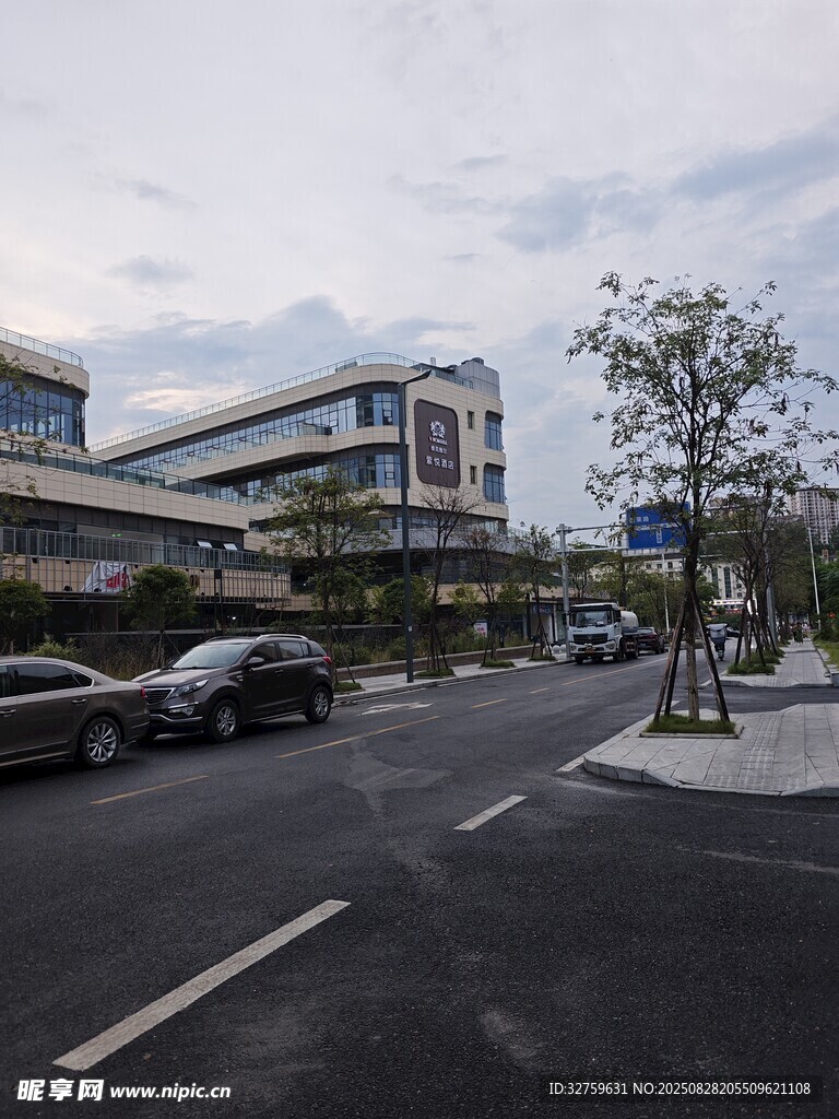 城市街道旁的现代建筑景观