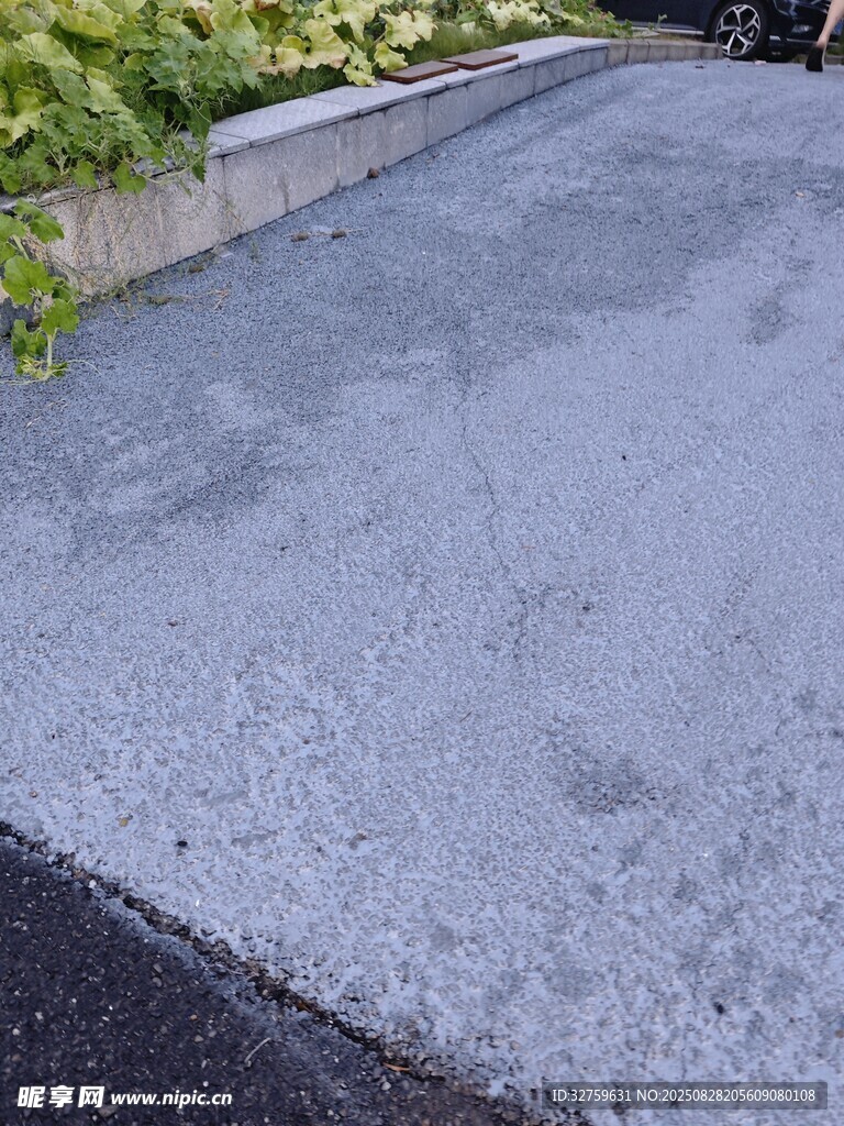 平整灰色路面及周边绿植