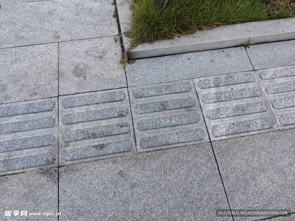 户外灰色石阶与周边景致
